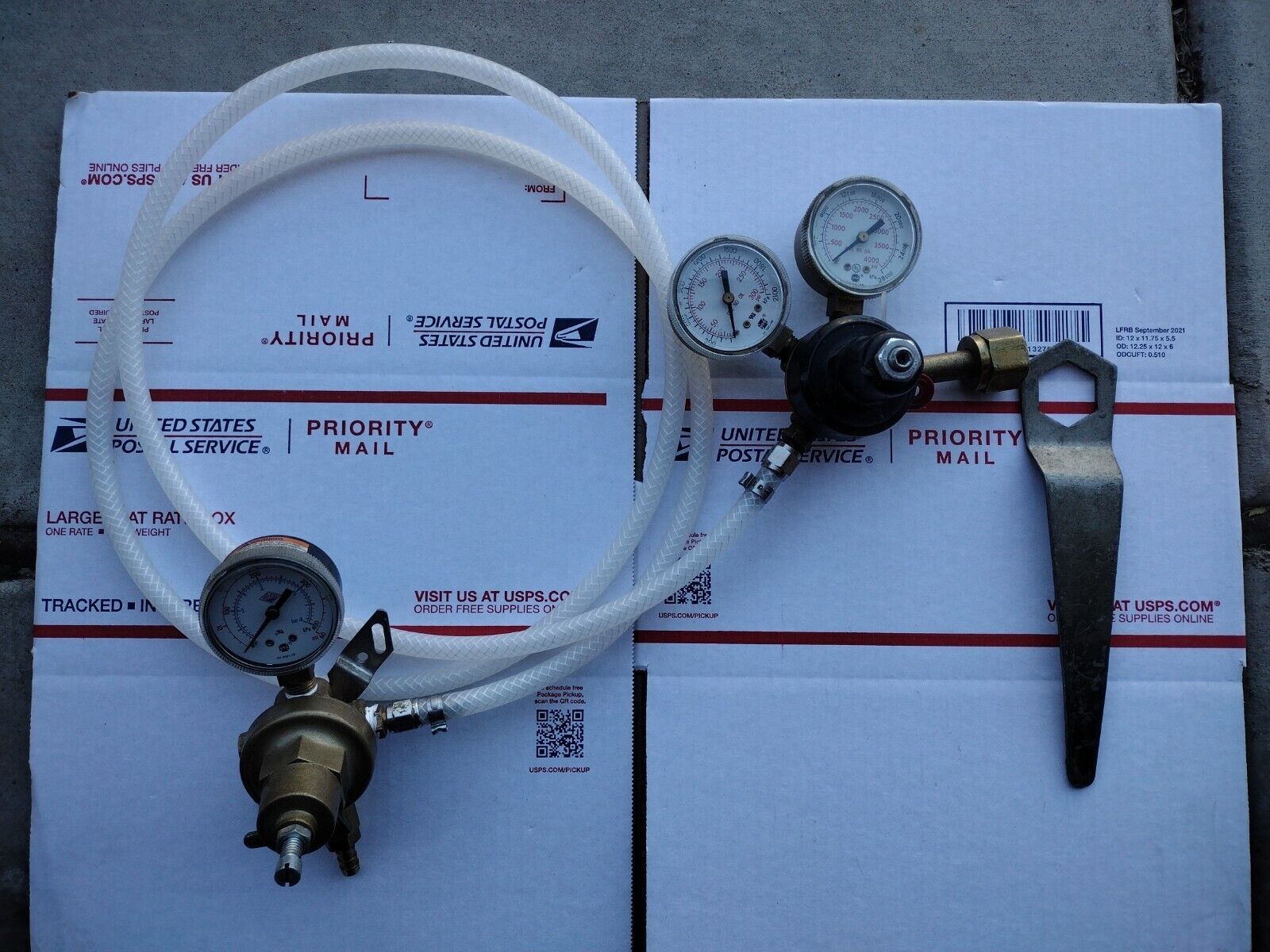 Co2 Gas Regulator With Secondary Draft Beer  Regulator Hoses Attached